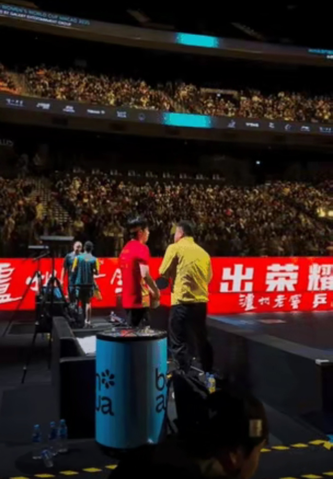 九游体育app-大批观众在比赛中聚集为自己加油