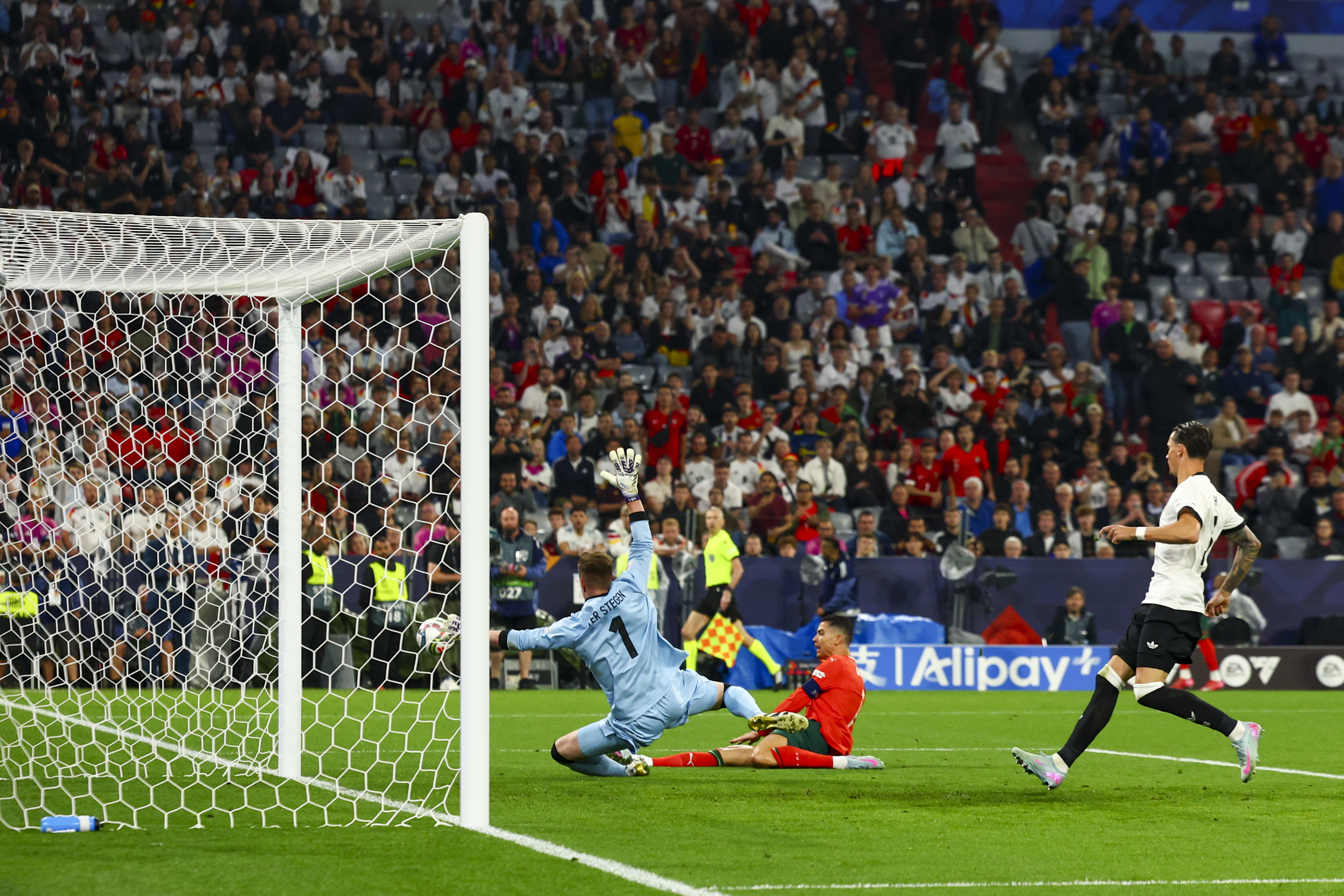 葡萄牙队在客场比赛中逆转获胜，跻身前列的简单介绍