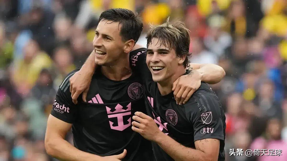 广岛三箭队战胜对手，晋级淘汰赛